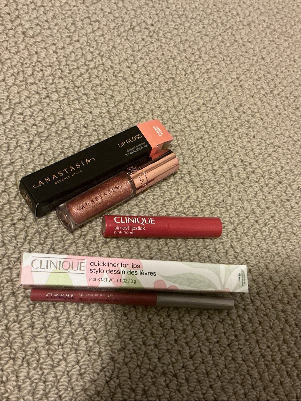 ABH lipgloss, Clinique pink honey mini, Clinique quick liner lips 45 nutty
